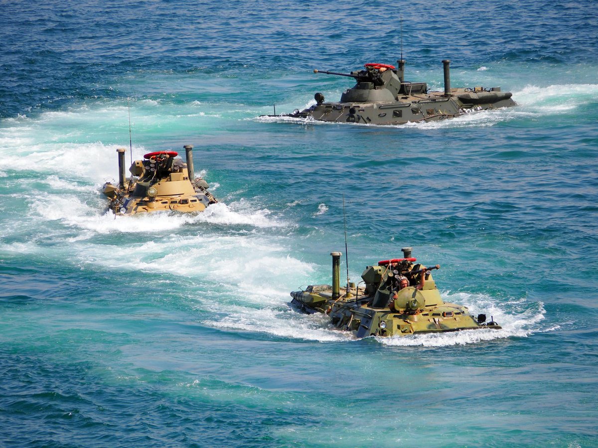 БТР 80 плавает