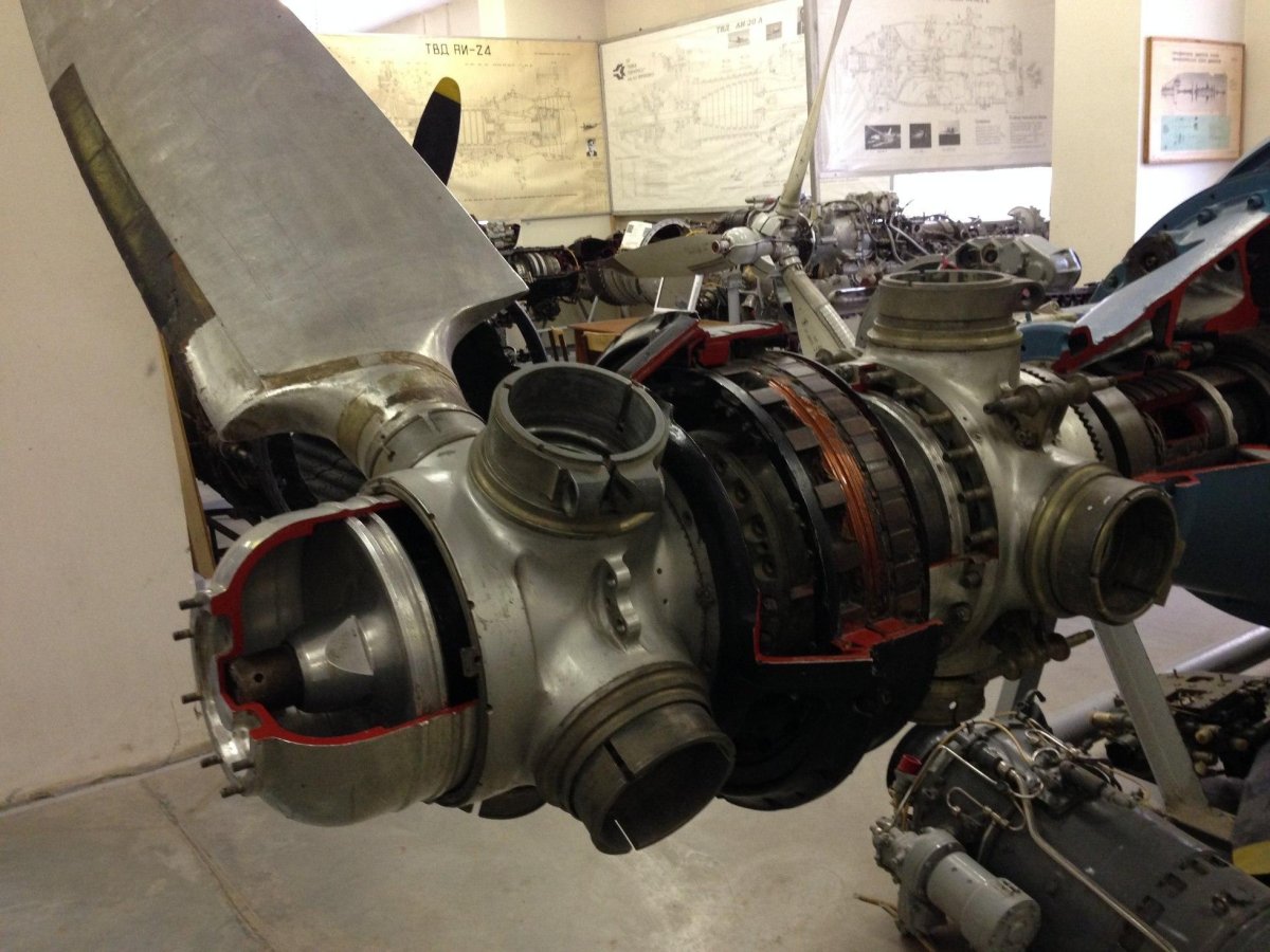 Авиационный двигатель ТВД-10