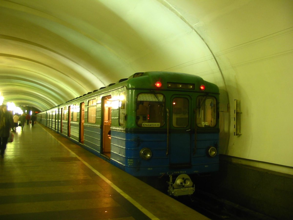 Поезд метро Москва 2020