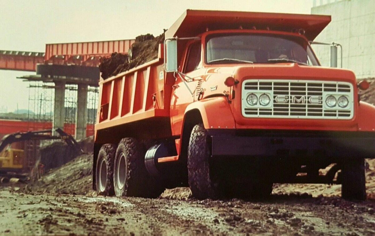 Грузовик GMC MH-9500