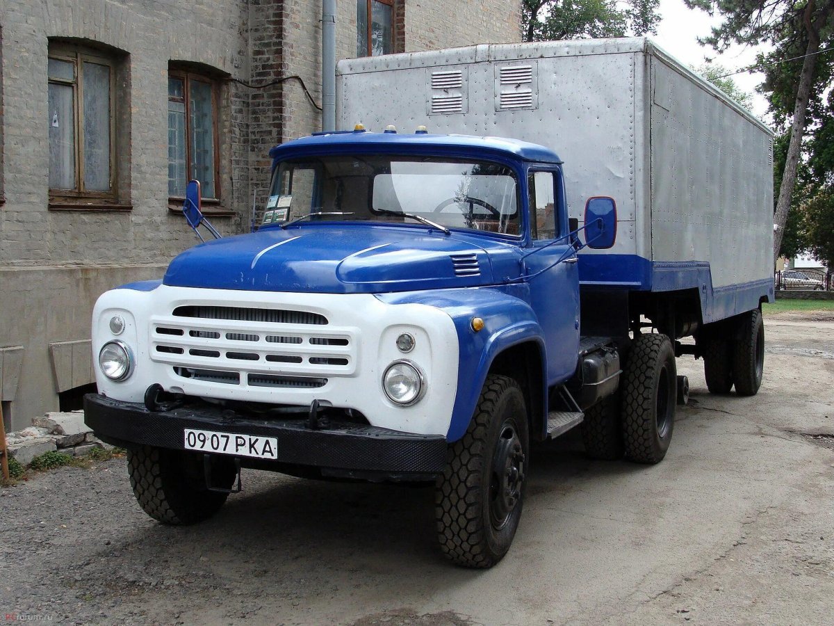 Грузовой седельный тягач ЗИЛ-130