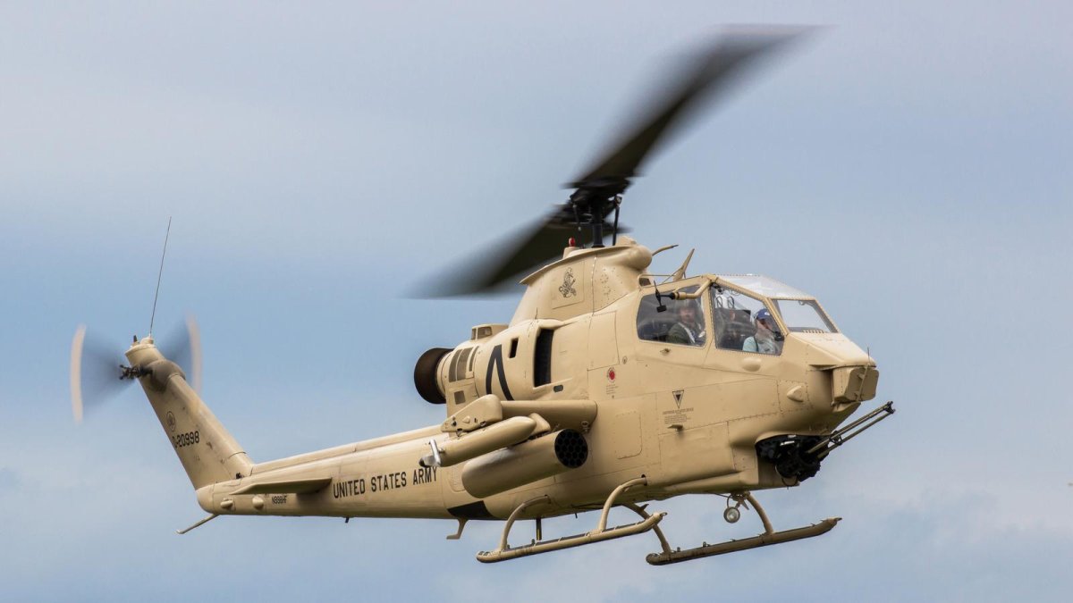 Вертолет с пушкой на носу