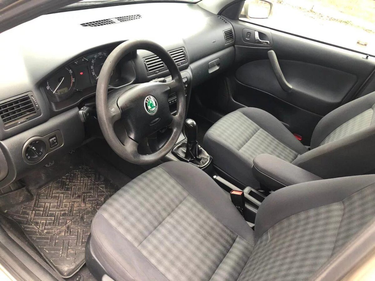 Октавия тур 1.6 салон