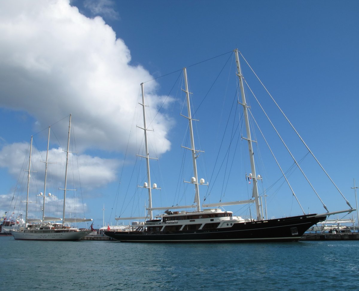 Парусная яхта Athena