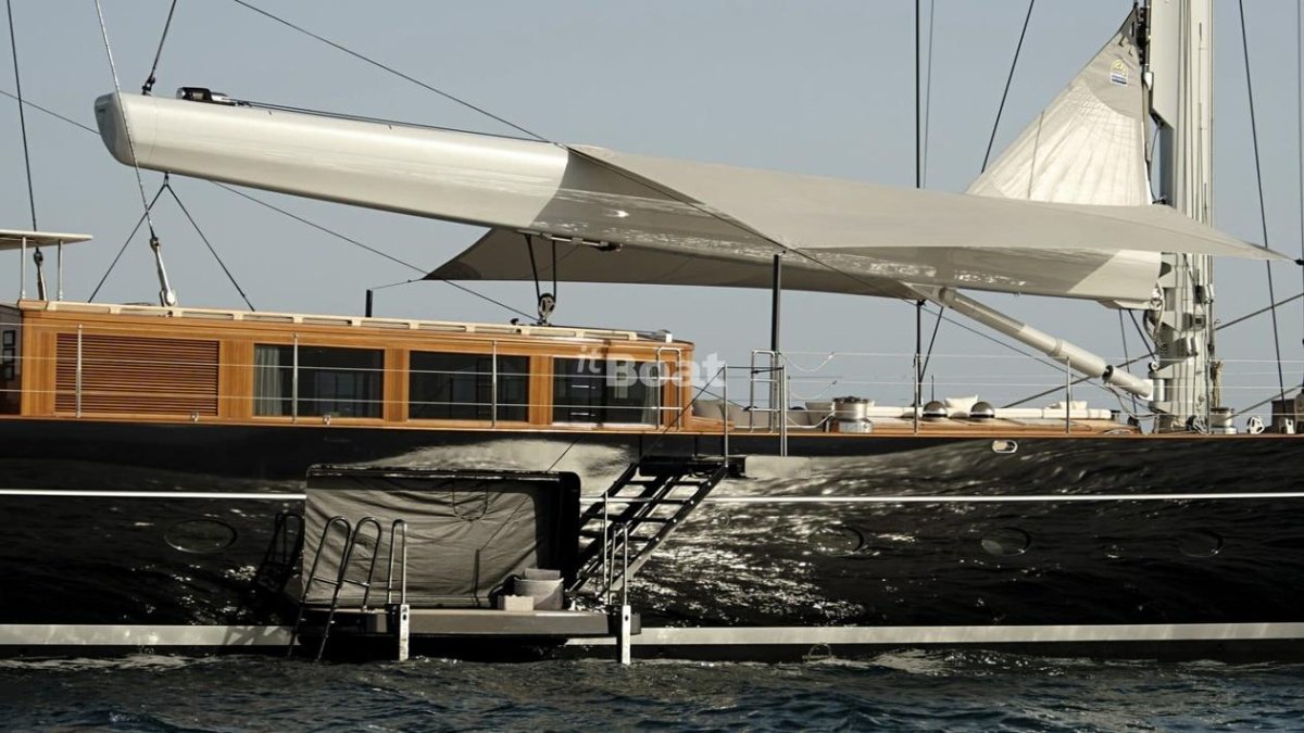 Парусная яхта Aquarius