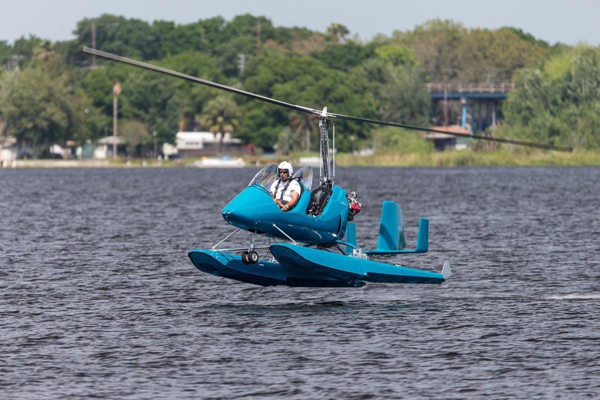 Вертолет с поплавками