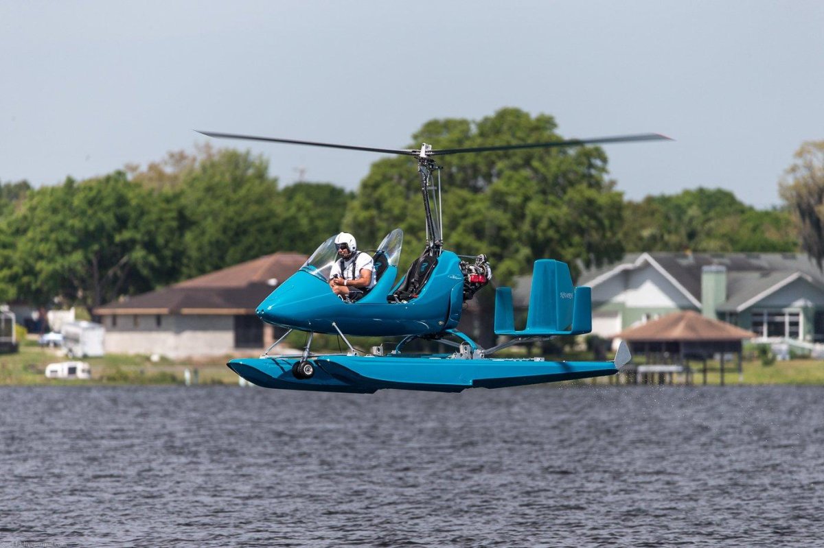 Вертолет с поплавками