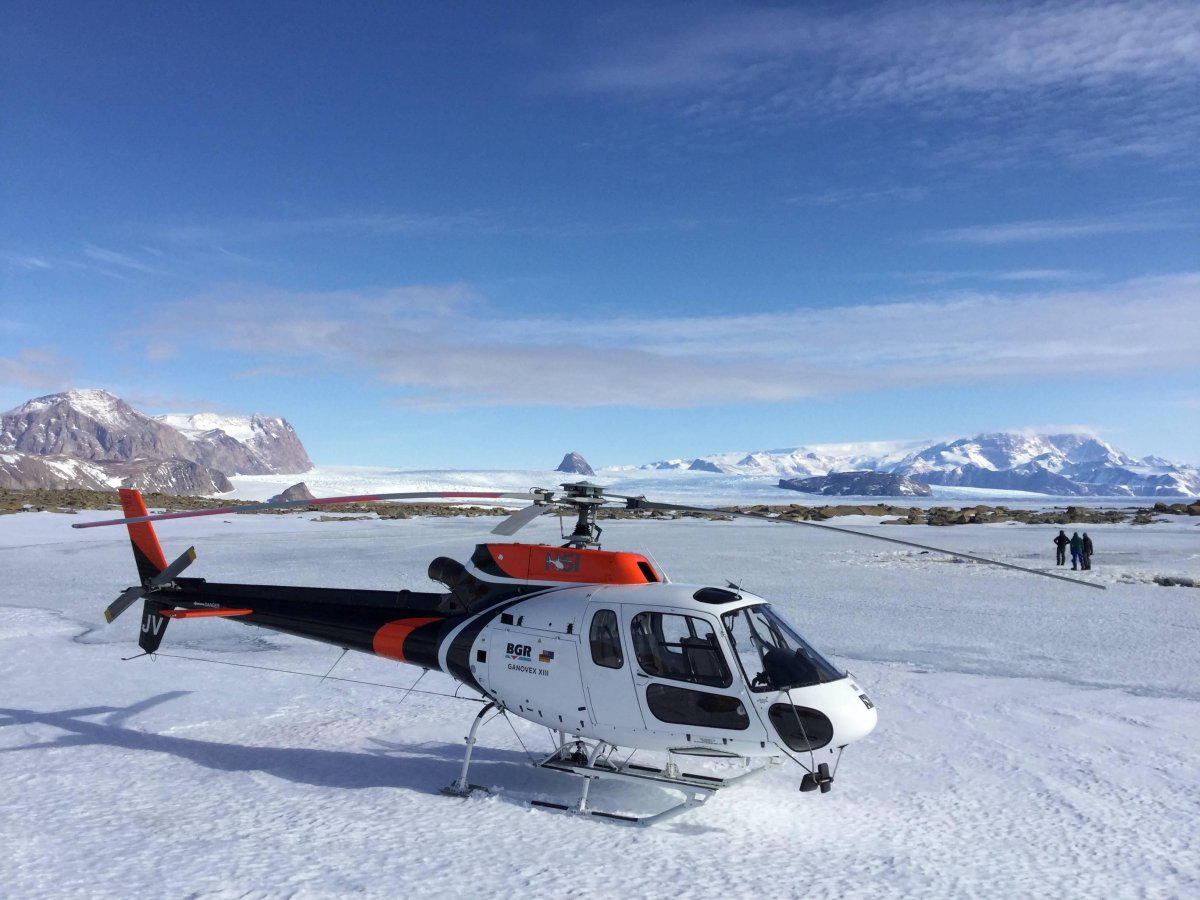 Вертолет в Антарктиде