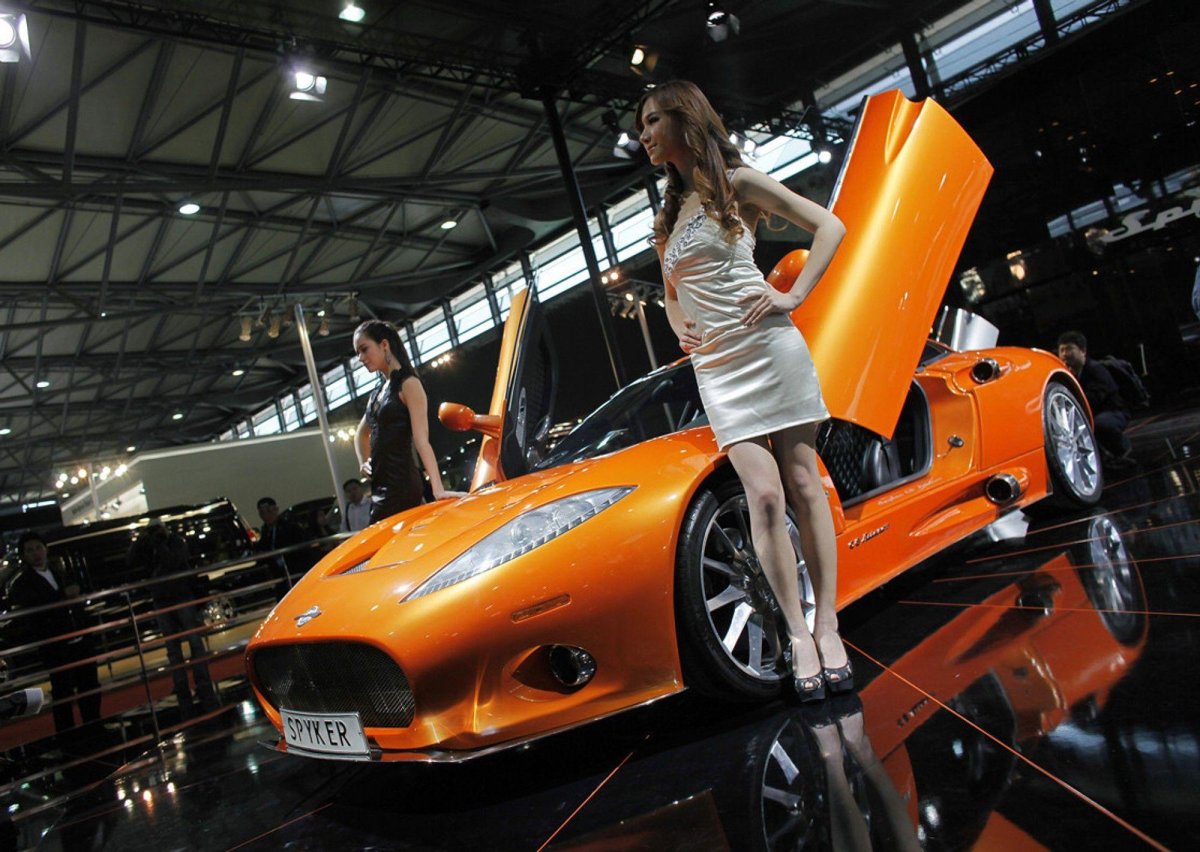 Машина Spyker у девушки