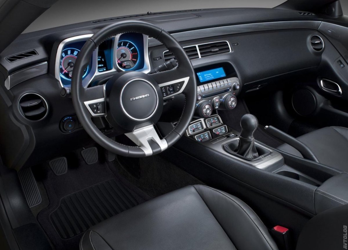 Chevrolet Camaro 2023 салон