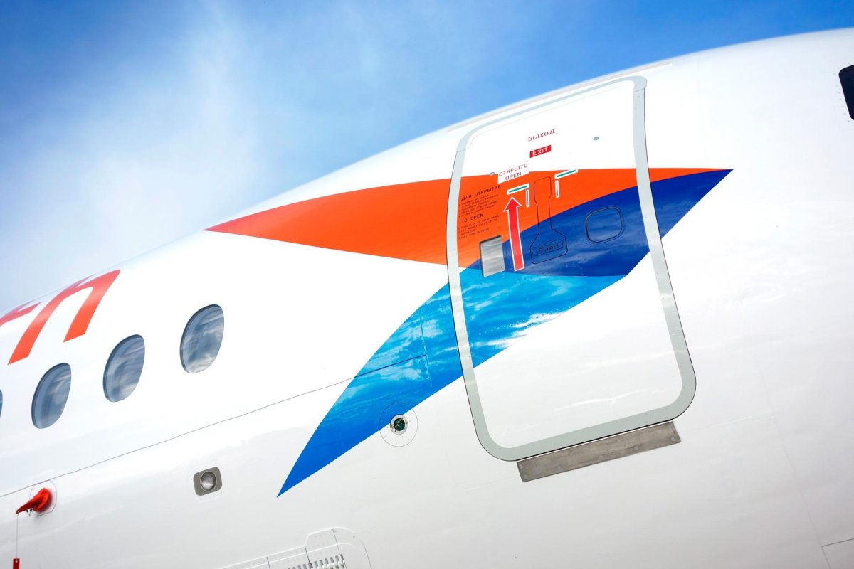 Самолёт Суперджет авиакомпании Азимут