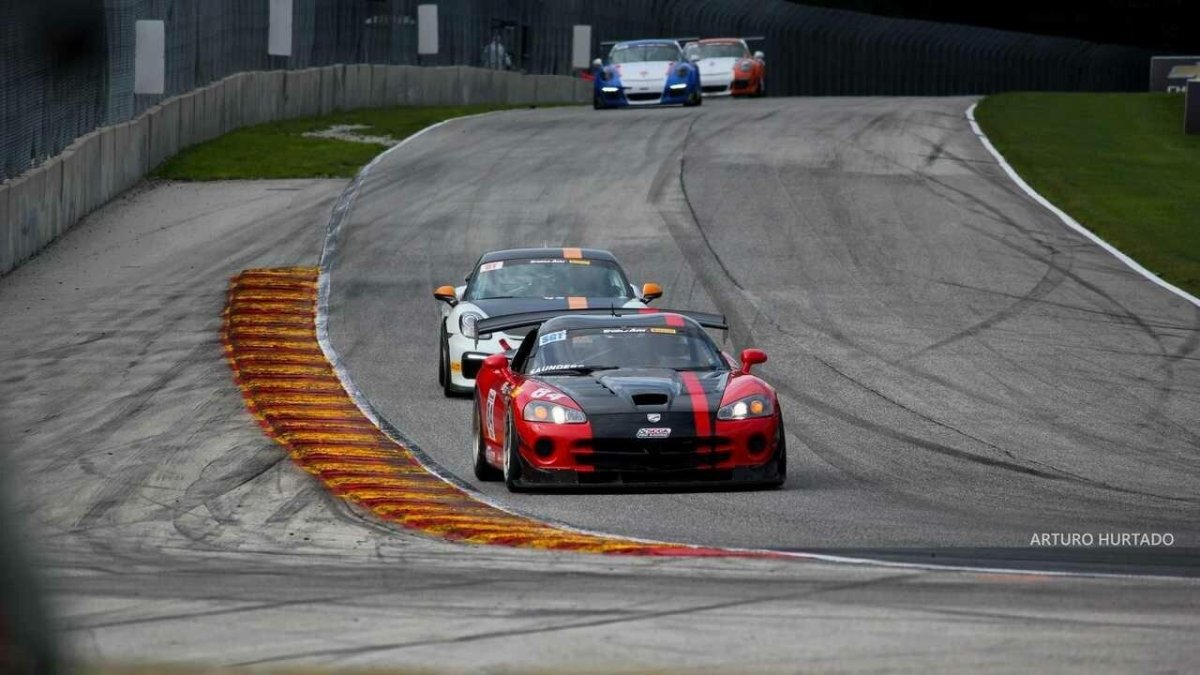 Гоночные машины на трассе