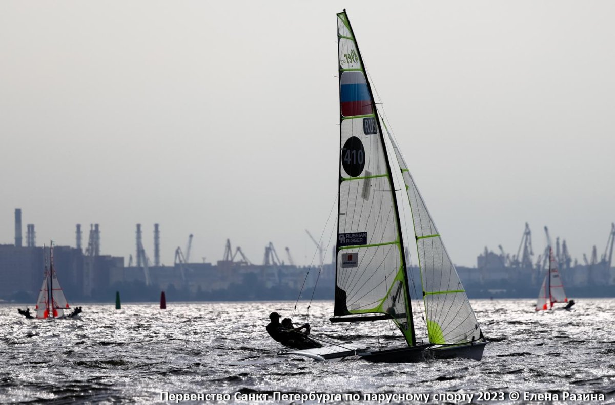 Кубок Америки за победу в гонке на яхтах.