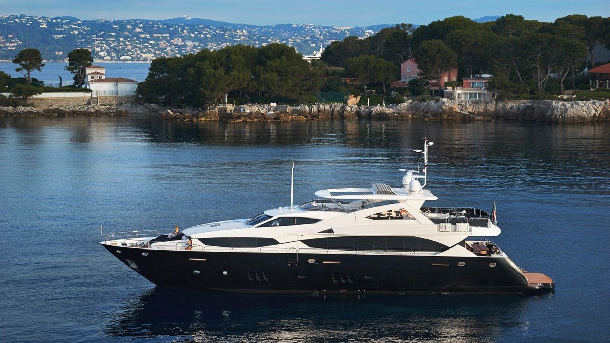 Моторная яхта черная