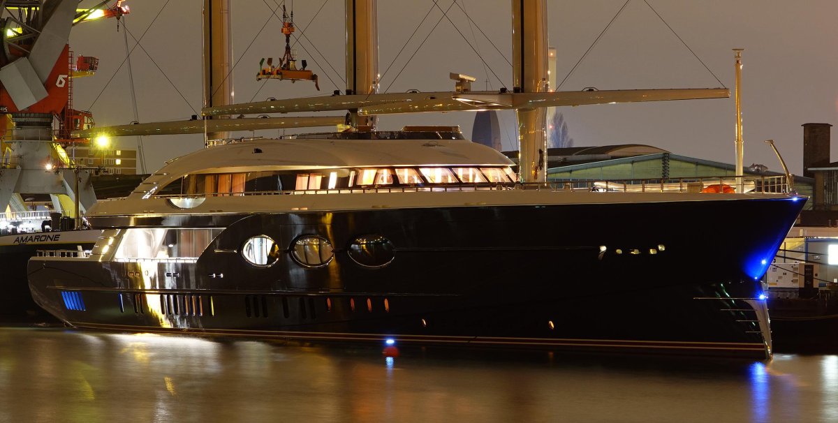 Яхта Олега Бурлакова черная Жемчужина