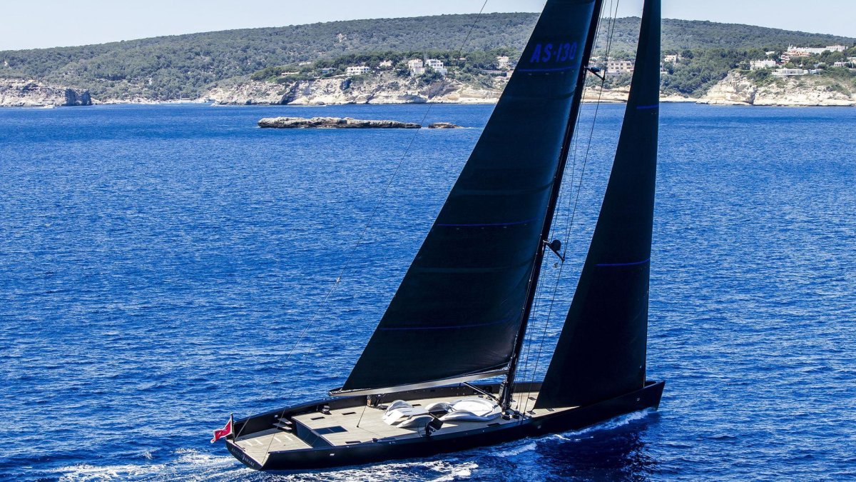 Парусная яхта черная Жемчужина