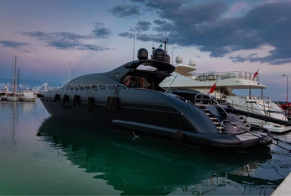 Яхта черная каракатица Ялта