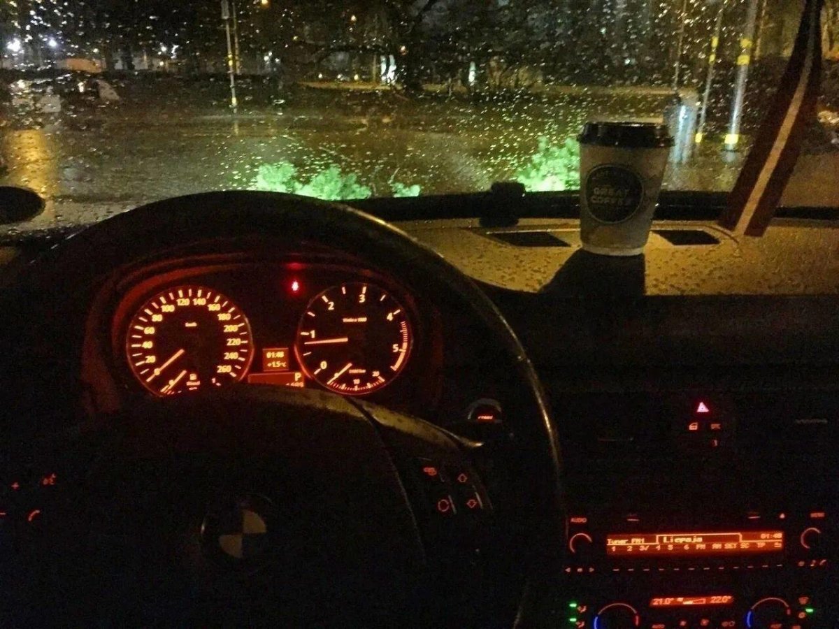 БМВ е39 за рулем ночью