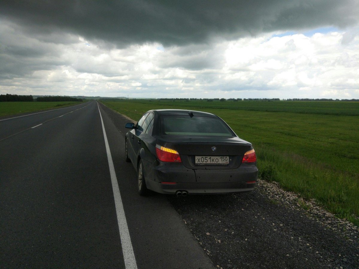 БМВ 2 на дороге