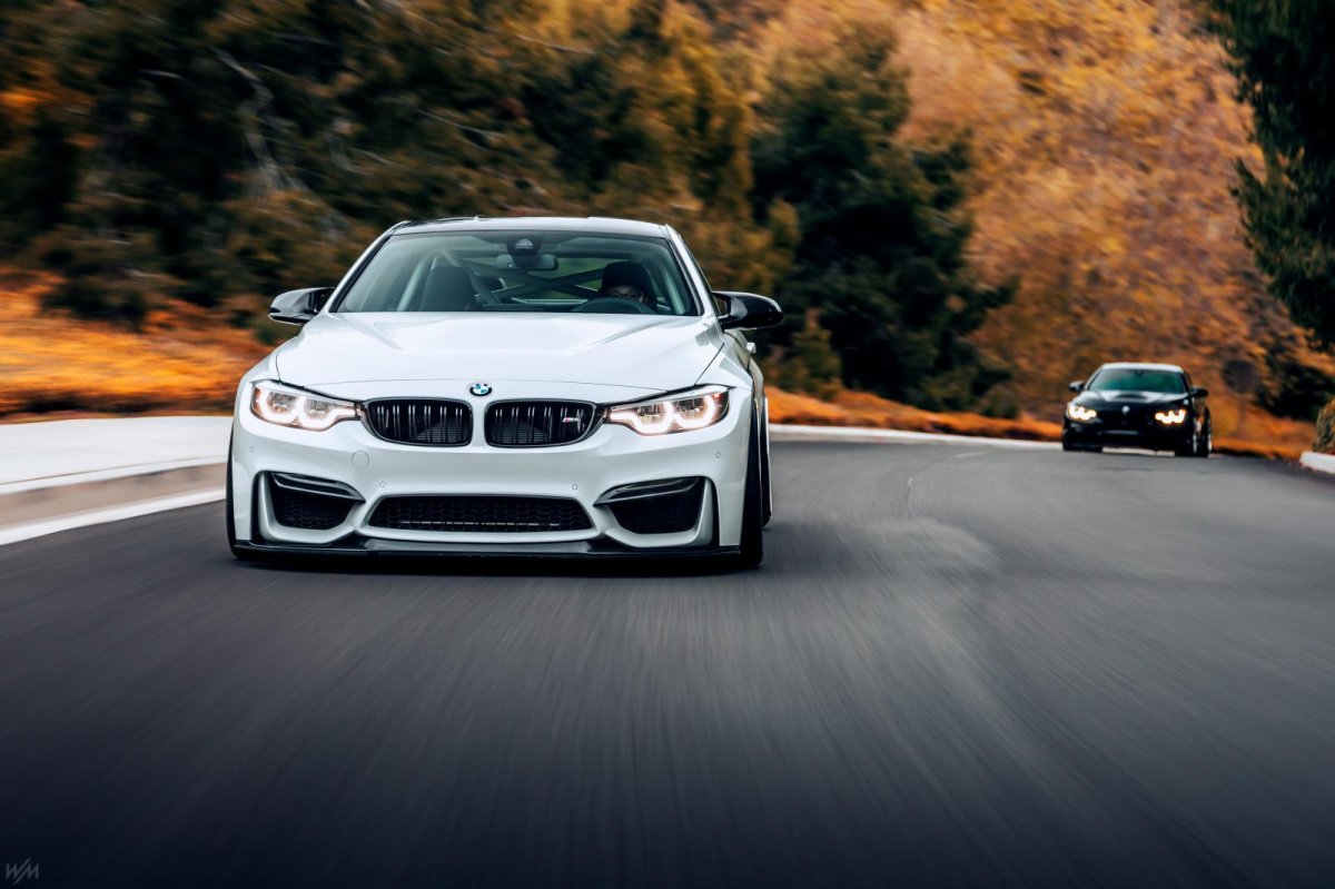 BMW на дороге