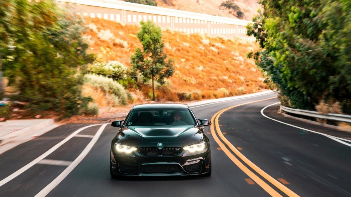 BMW на дороге