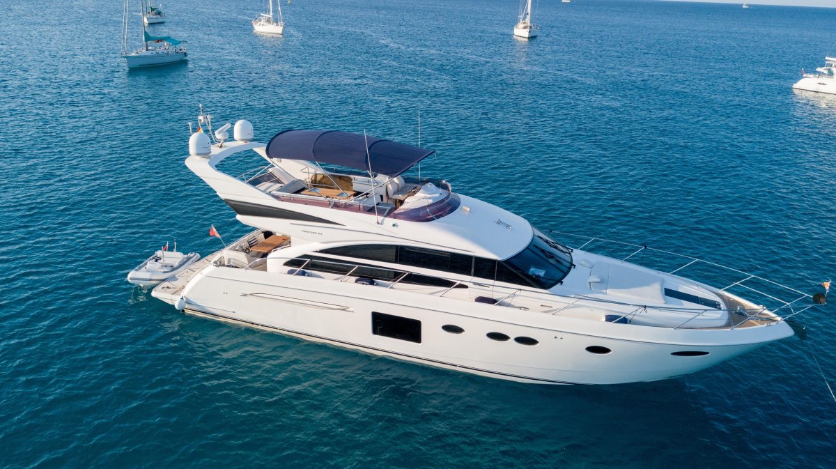 Яхта Princess 64
