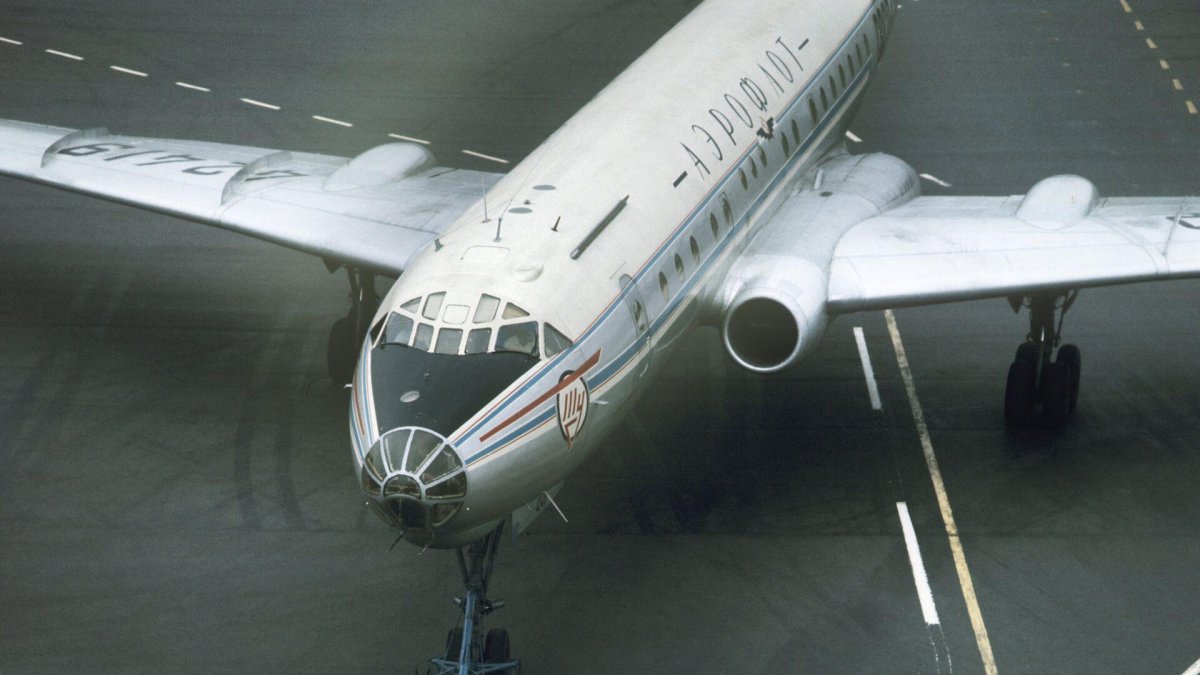 Самолет ту 104