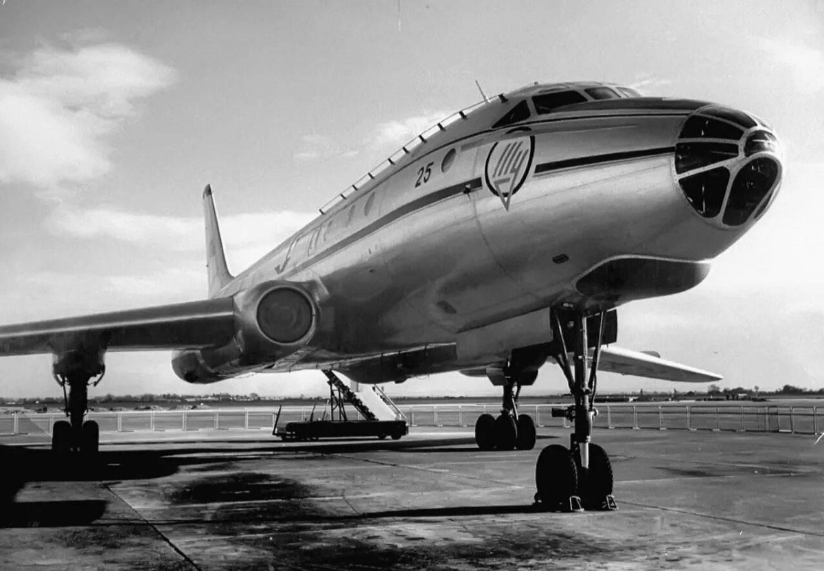 Первый реактивный пассажирский самолет ту-104