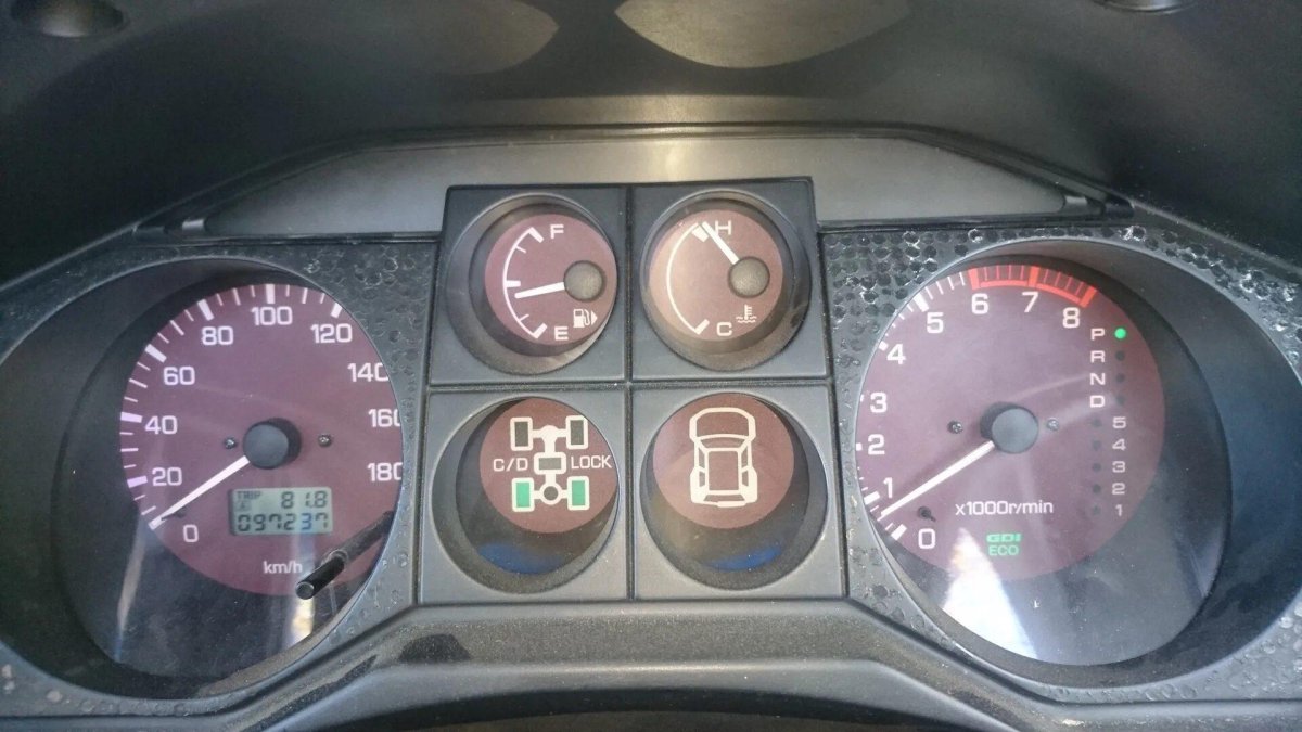 Mitsubishi Pajero 3 приборная панель