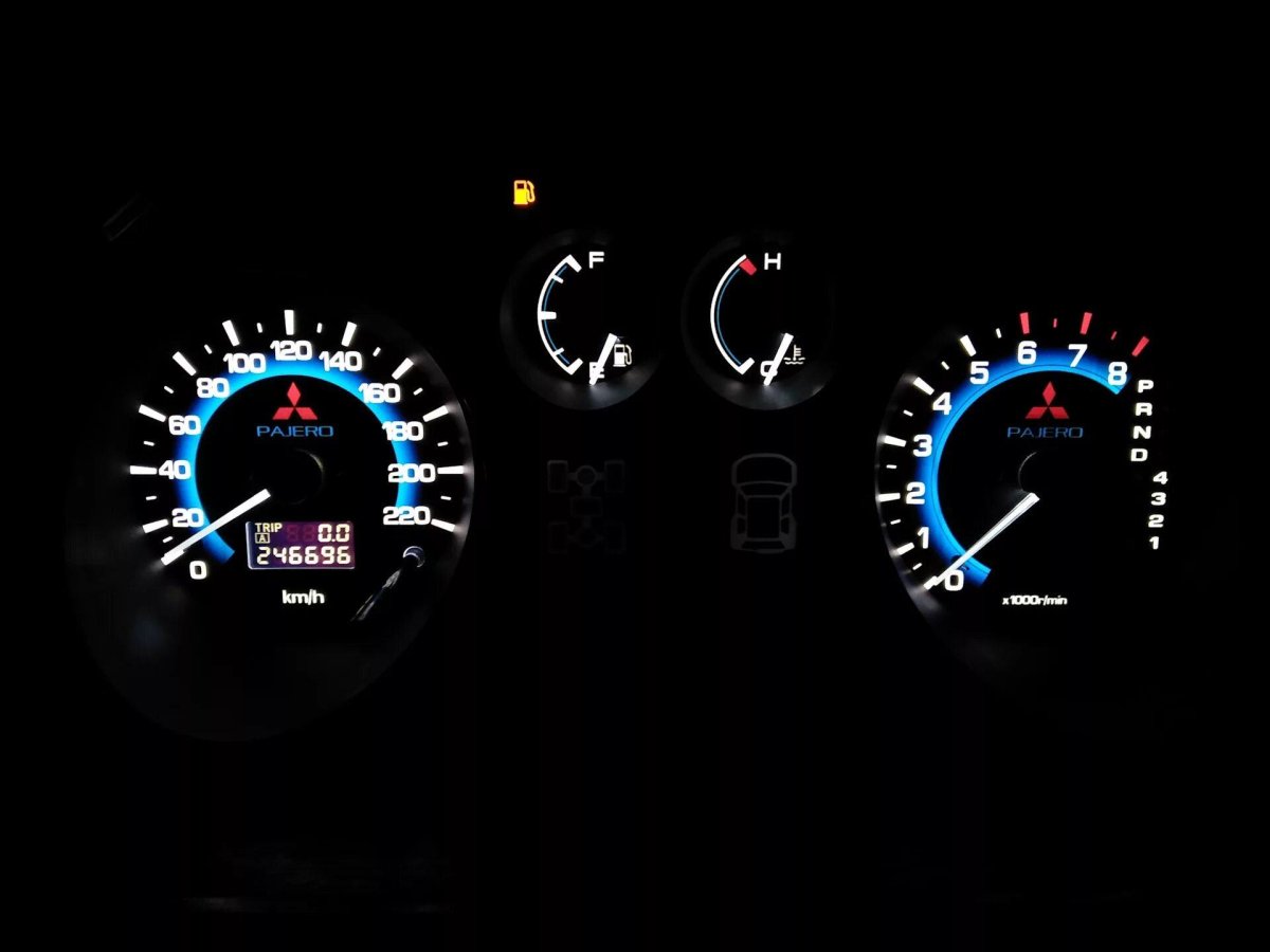 Щиток панели приборов Mitsubishi Pajero 3
