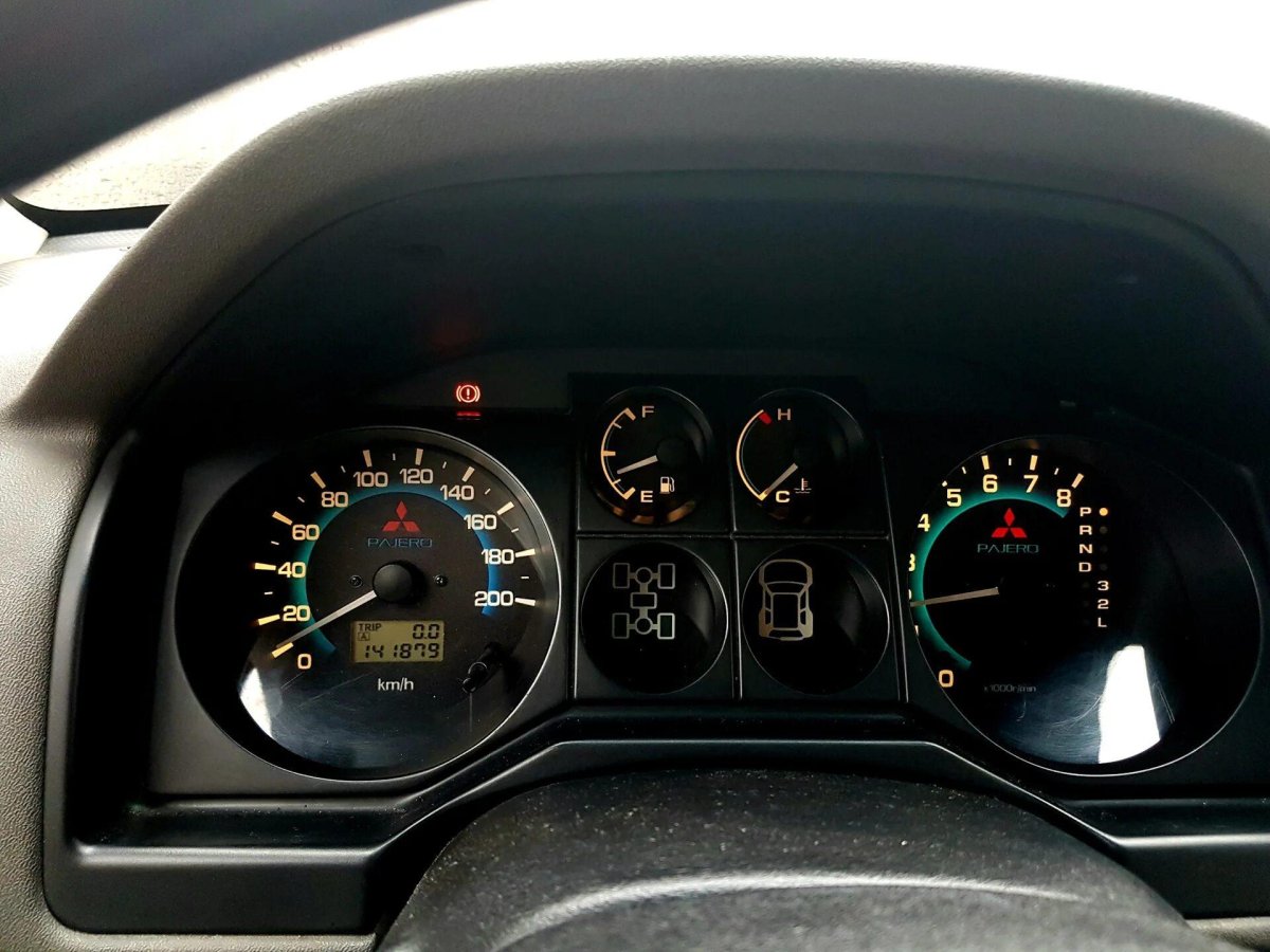 Щиток приборов Mitsubishi Pajero 3