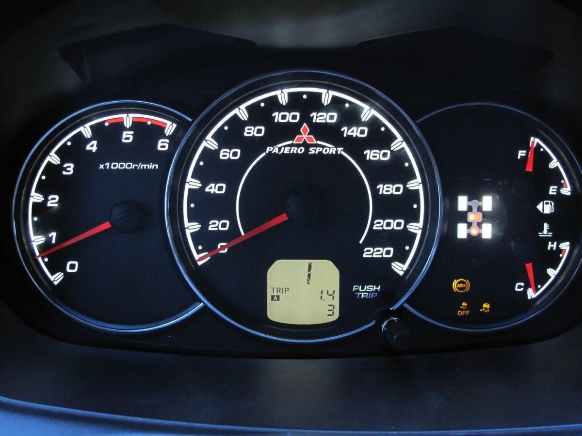 Панель приборов Митсубиси Паджеро 2