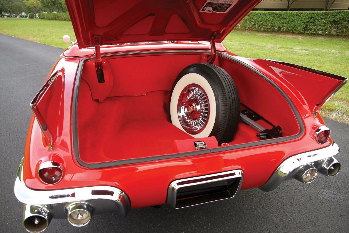 Открытый багажник машины