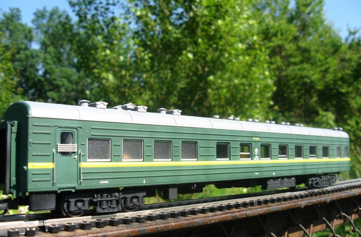 Пассажирский вагон РЖД зеленый