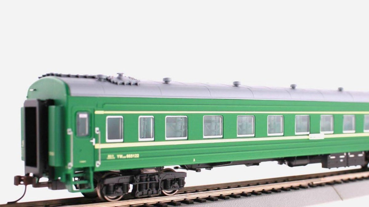 Пассажирский вагон на белом фоне