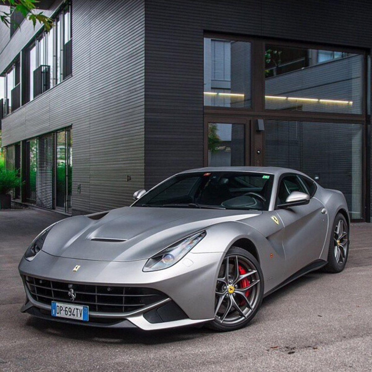 Ferrari f12 Berlinetta серая