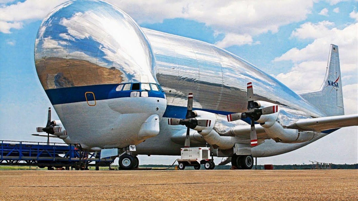 Boeing 377 super Guppy