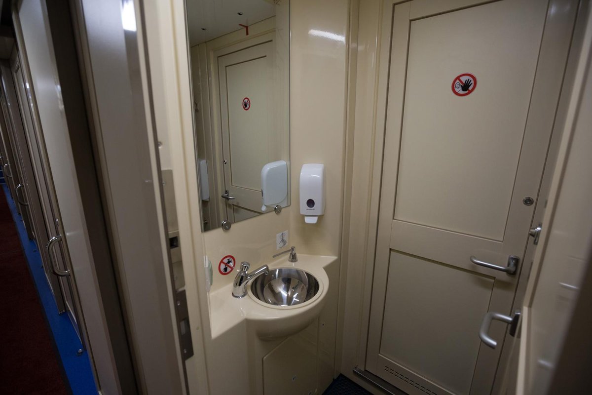 Фирменный поезд Карелия 018а