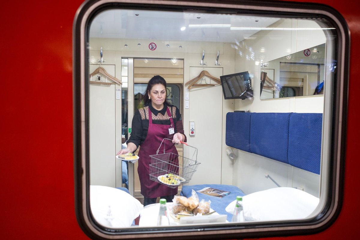 Фирменный поезд Карелия 018а