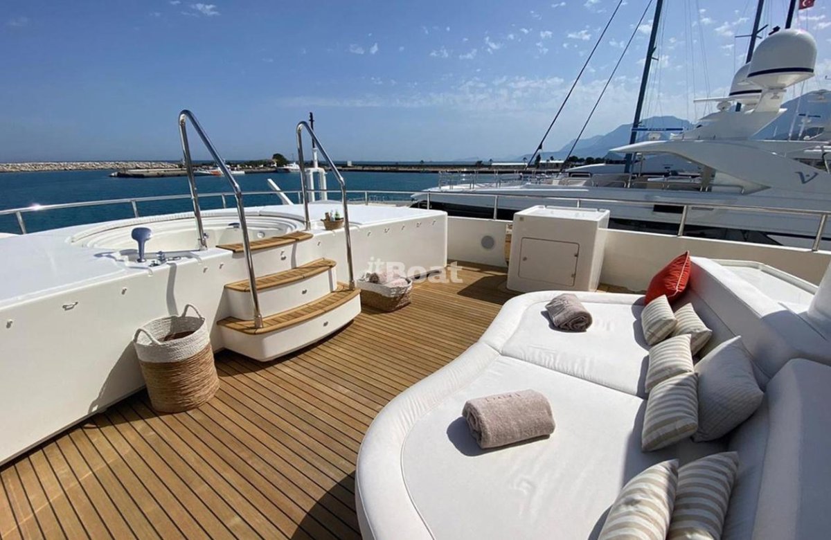 Яхта Lady Roxanne