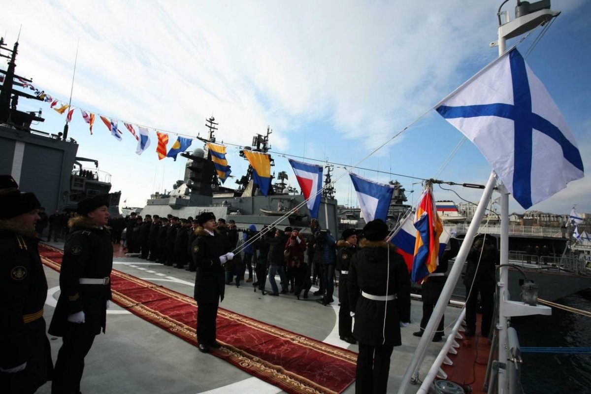 Корабль ВМФ России с Андреевским флагом