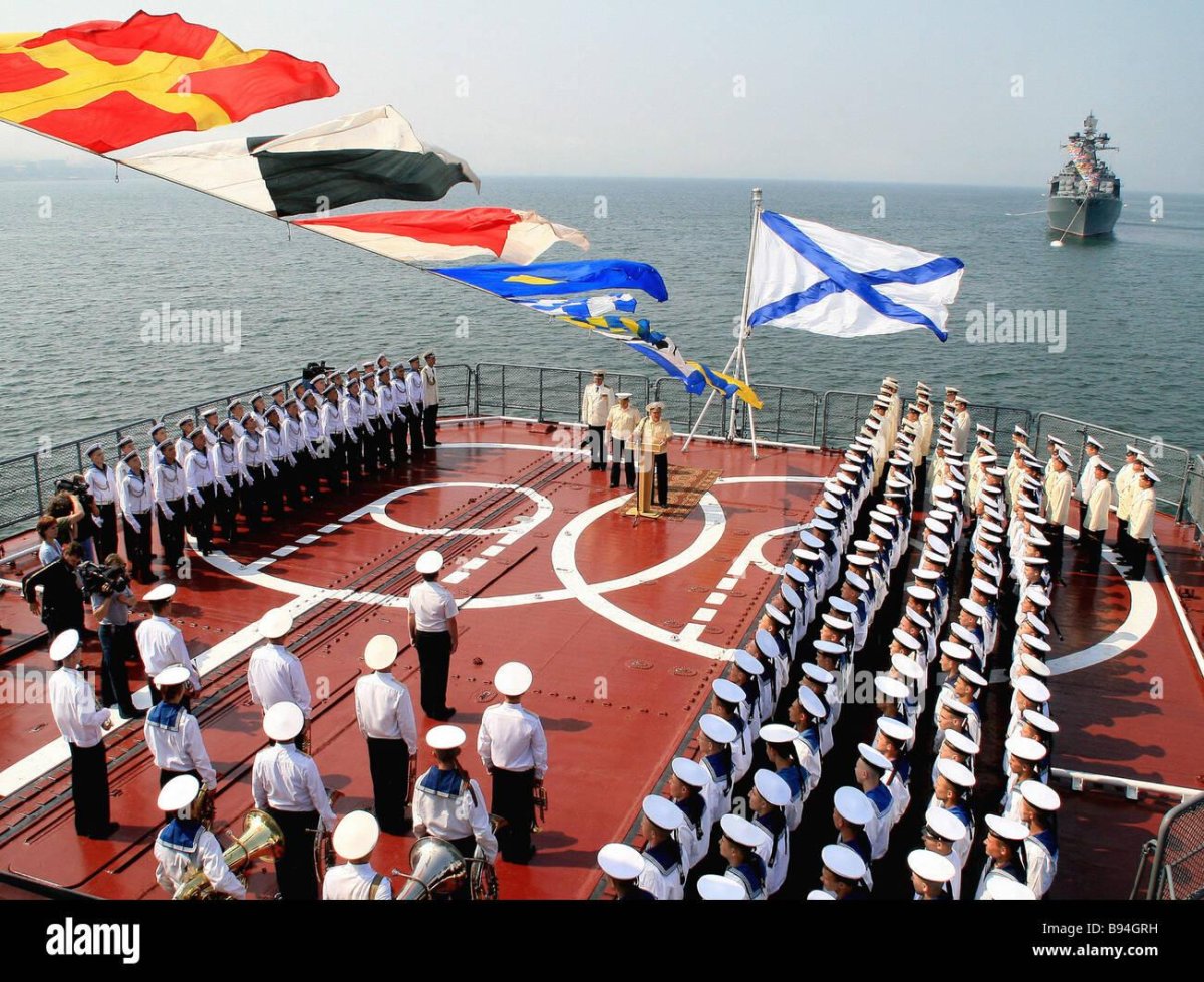 Корабль ВМФ России с Андреевским флагом