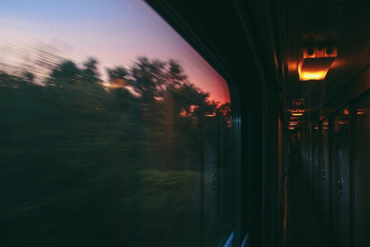 Ночной вид из окна поезда