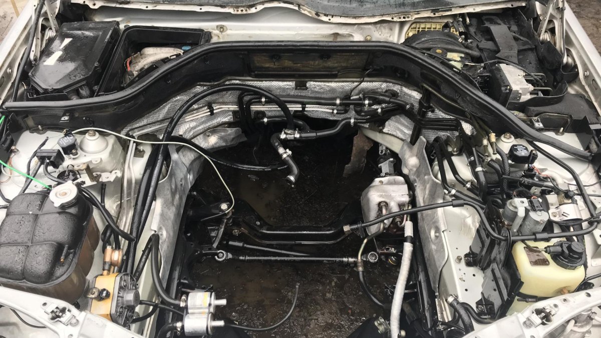 Моторный отсек Мерседес 210