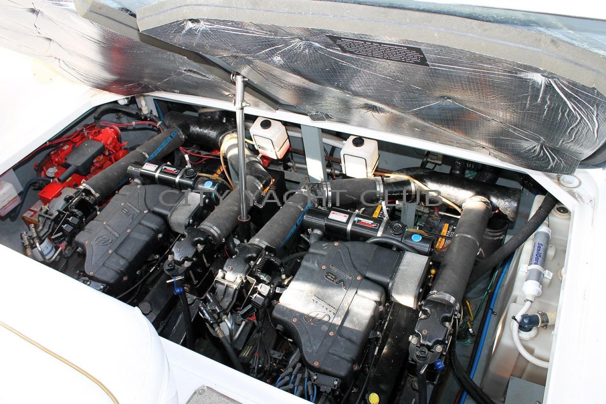 Катер Триумф моторный отсек