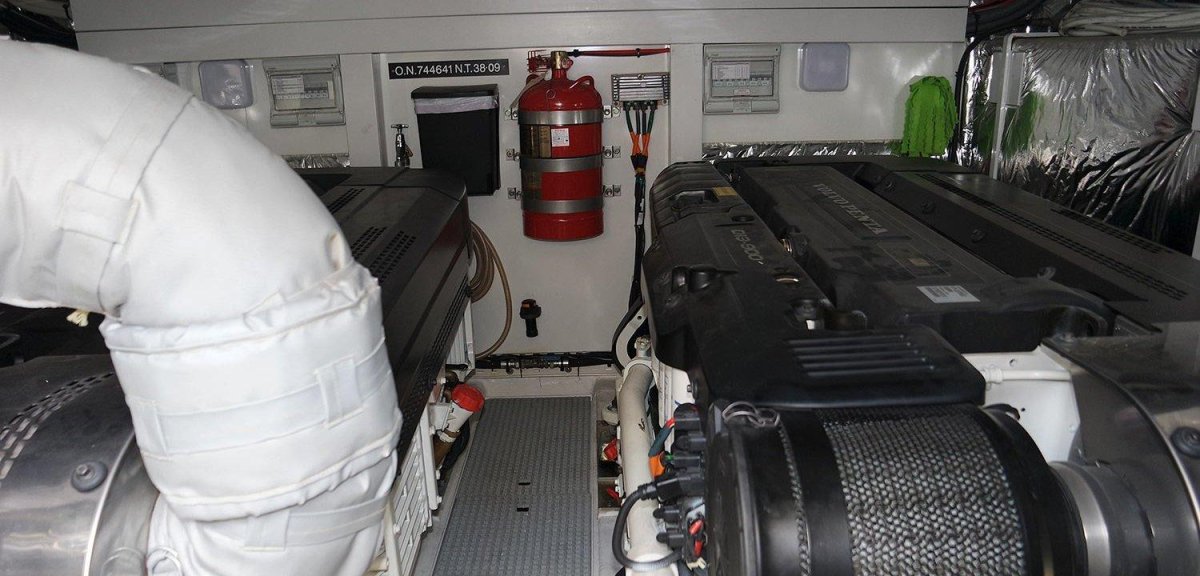 Моторный отсек яхты