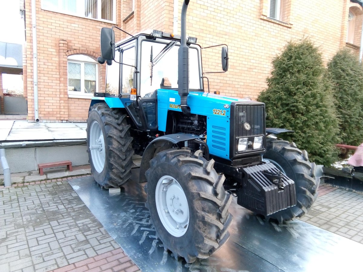 Трактор Беларус 1221.2