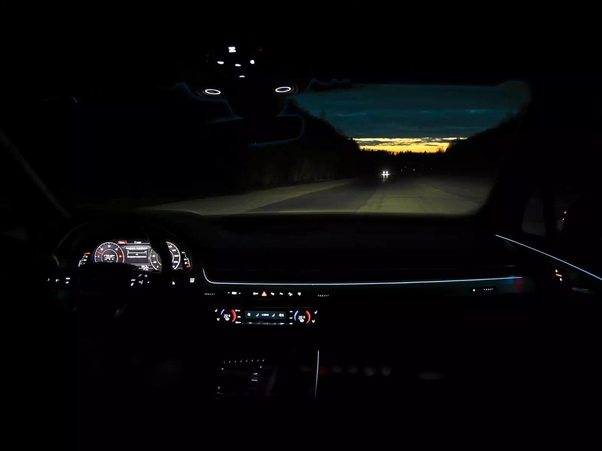 Машина внутри ночью