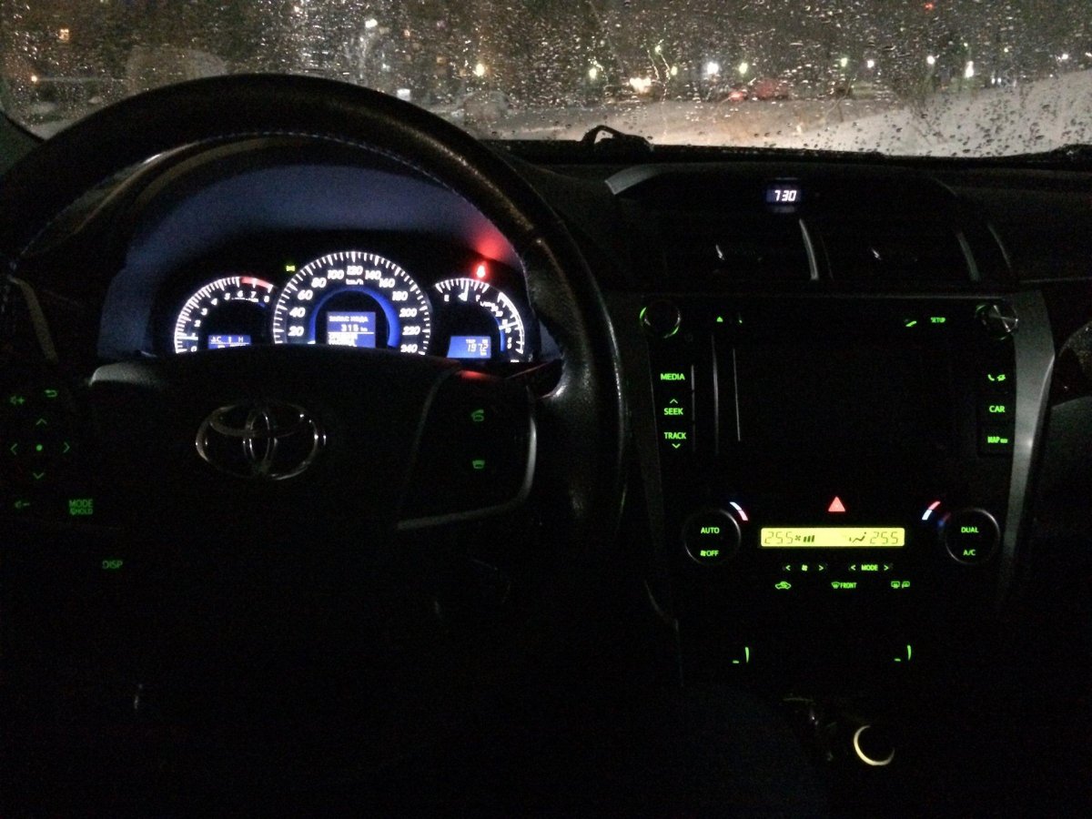 Тойота Камри 50 салон ночью