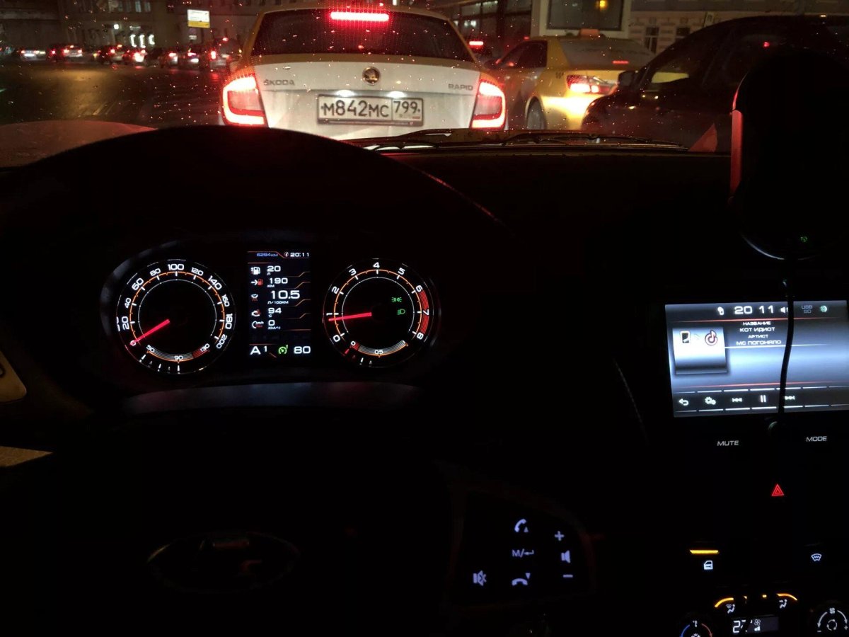 Приборная панель Лада Веста ночью